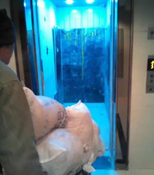 裝修材料拉進(jìn)電梯