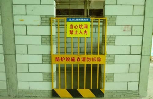 電梯現(xiàn)場(chǎng)圍護(hù)