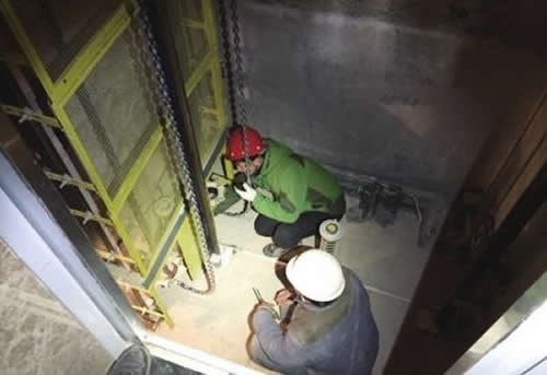 電梯轎底作業(yè)