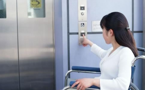 坐輪椅的人進入電梯
