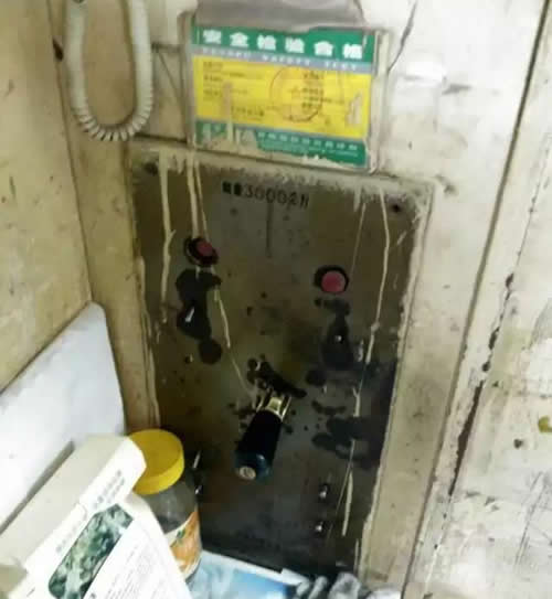 老式靠手柄控制的電梯