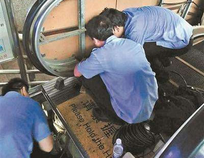 夏天修電梯的工人