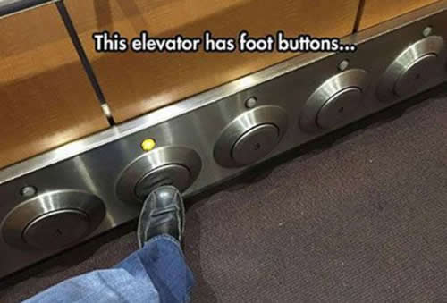 用腳踩的電梯按扭