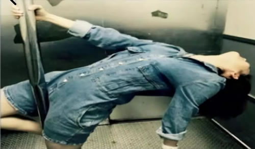 電梯里跳鋼管舞